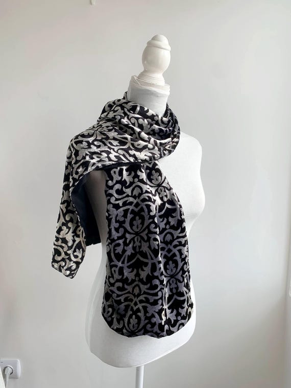 Vintage Silver Grey Black Velvet Scarf, Oblong Shiny Paisley Velvet Shawl, Elegant Evening Shoulder Wrap, Luxury Cocktail Party Cover Up
