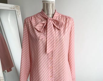 Blusa vintage de mujer con cuello abotonado, rayas rosas y pajarita, talla M/L, estilo secretaria elegante de punto, estilo retro de oficina.