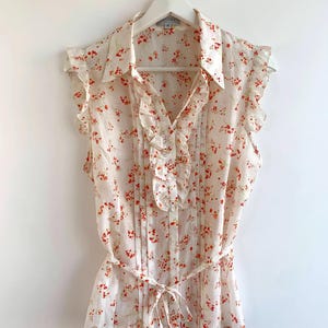 ヴィンテージ90年代コットンシルクフローラルブラウス（サイズL）、オフホワイトレッドフラワープリントトップス、ノースリーブフリルボタンダウンシャツ、コテージコアY2K服