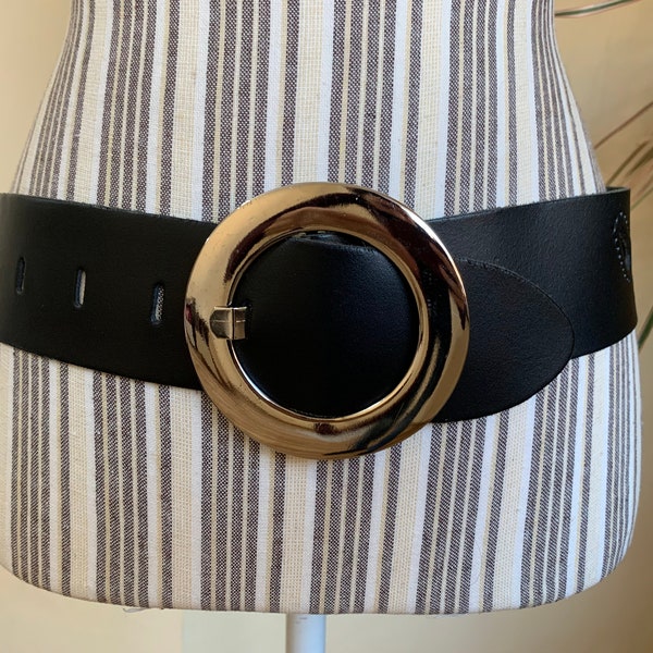 Ceinture en cuir noir des années 80 avec grande boucle ronde, ceinture large en cuir découpé à imprimé cachemire, ceinture taille haute, ceinture habillée en cuir véritable