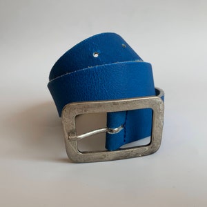 Cinto de couro genuíno azul cobalto vintage para mulheres, cinto feminino com fivela prateada, cinto jeans azul brilhante dos anos 80 65 cm 26&quot;