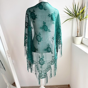 Vintage smaragdgrön spetsfranssjal, blommig mesh-omslagssjal i bohemisk stil, grön mantilla i viktoriansk stil, transparent 90-talshalsduk med tofsar