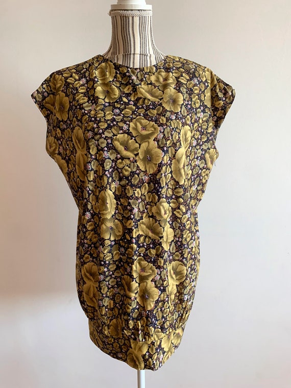 Vintage 70s Floral Sleeveless Top for Women, Boho Hippie Loose Fit Olive Green Tunic, Novelty Print Summer Oversized Boxy Tee, Retro Blouse