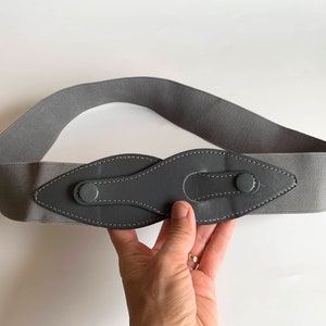 90s Damen Grauer Stretch Gürtel mit Schnalle, Breiter Elastischer Gürtel, Vintage Taille Cincher, Taillengürtel, Schärpengürtel mit Schnalle vorne