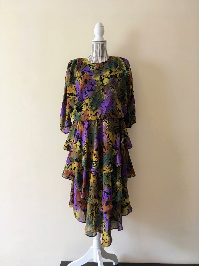 Vestido vintage de los años 80 con hojas de otoño, vestido floral transparente, vestido midi fluido con falda en capas, vestido asimétrico con estampado abstracto, atuendo de otoño imagen 1