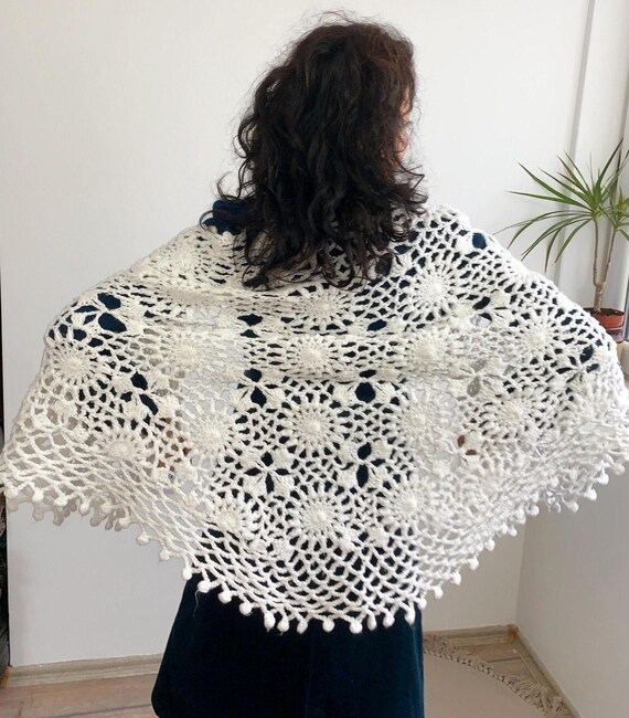 Vintage White Crochet Shawl, Bridal Wedding Shawl, Chunky Mohair Acrylic Shoulder Wrap, Boho Cover Up, Open Work Shrug, Floral Lace Shawl