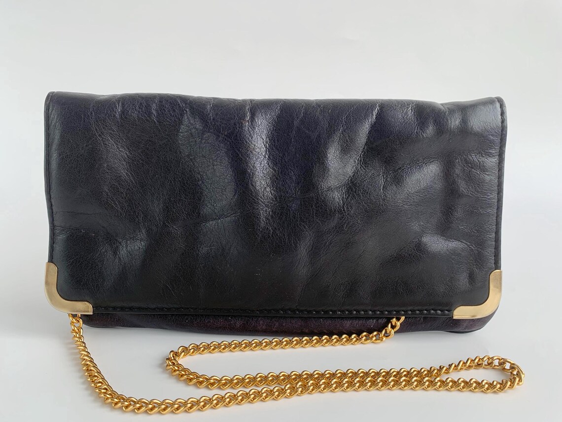 Vintage Black Leather Bag with Golden Chain Strap, Genuine Leather Shoulder Purse, Small Clutch Wallet for Woman, 80s Slim Envelope Handbag, foto 2 di 5