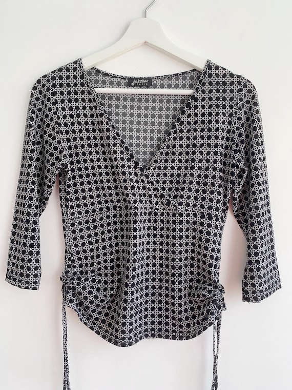 Vintage 90s Grunge Crop Top, Black White Silver Graphic Top S M, Y2K 2000s Stretchy Half Sleeve Side Drawstring Blouse, Fitted V Neck Shirt