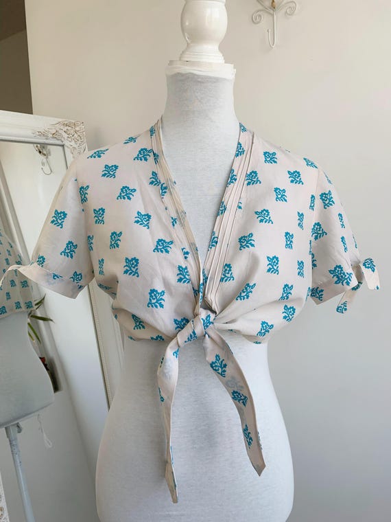 Vintage 90s Tie Up Crop Shirt Size M, Beige Floral V Neck Cropped Blouse, Short Sleeve Cotton Shirt, Boho Indian Summer Crop Top for Women