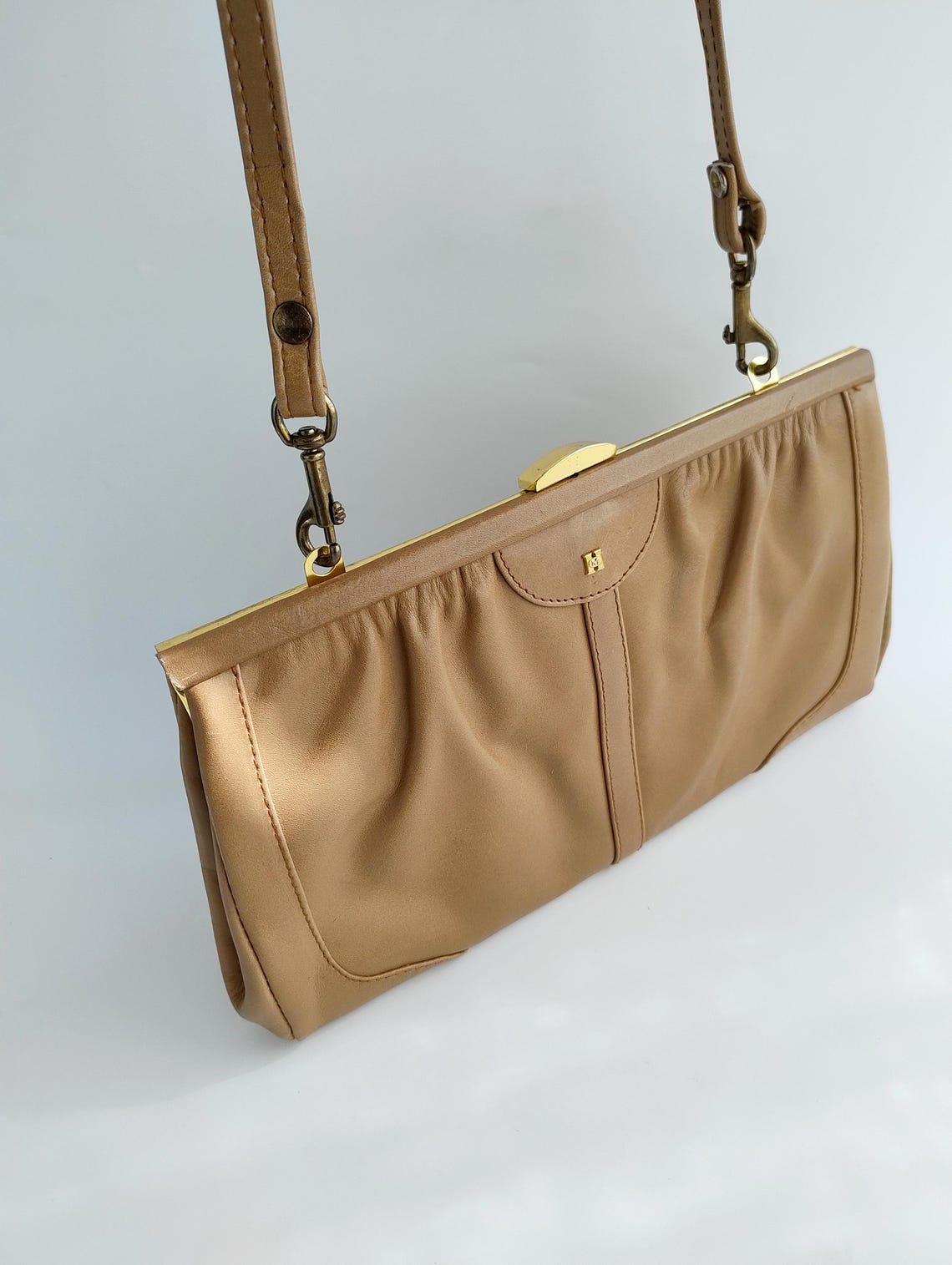 Vintage 80s Beige Leather Shoulder Bag, Camel Clutch Purse For Women, Detachable Strap Metal Frame Handbag, Retro Kiss Lock Clasp Satchel, foto 2 di 5