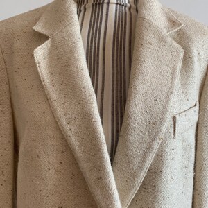 Peut inclure: Un blazer cr&egrave;me avec une texture tiss&eacute;e. Le blazer a un revers crant&eacute; classique et une fermeture &agrave; un bouton.
