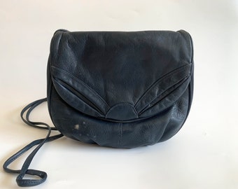 Petit sac à bandoulière bleu marine, sac à main à bandoulière vintage des années 80, sac à main croisé en cuir véritable souple, sac à main croisé en détresse, sac à main Boho