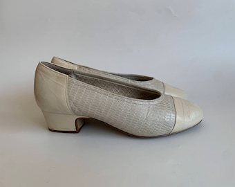 Vintage 80s Off White Leather Slip On Shoes for Women Size UK 4 EUR 37 US 6, Low Block Heel Leather Loafers, Elegant Retro Style Mod Pumps