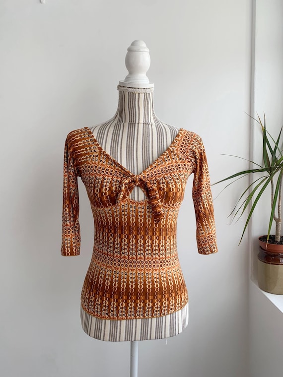 Y2K Fitted Tie Front Top Brown Orange Print, 90s Vintage Stretch Blouse XXS XS, Indie Sleaze Soft Grunge Going Out Top Bowtie Keyhole Detail