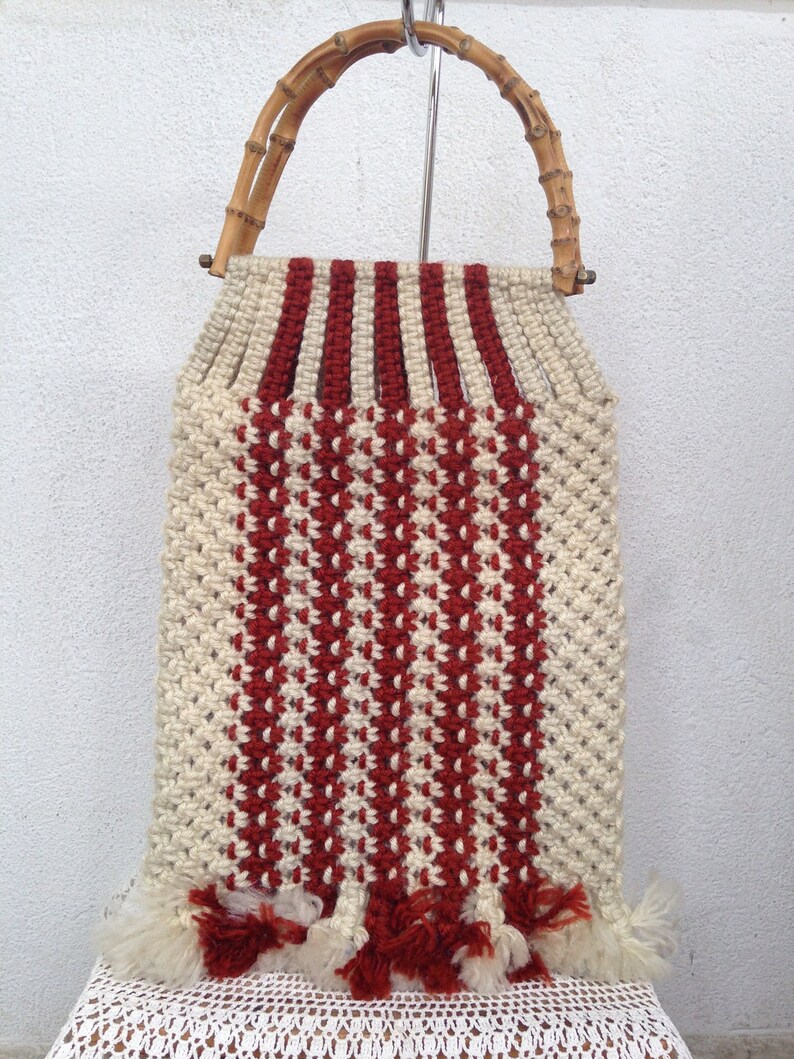 Vintage 70s Macrame Market Bag Handwoven Purse with Bamboo Handles Red and White Crochet Handbag Wool Yarn Chunky Knit Shopping Bag Tote