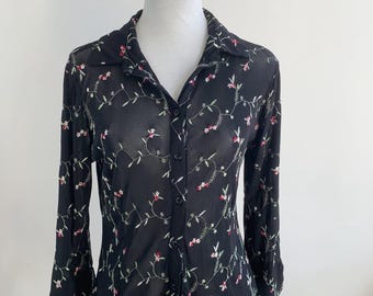 Blusa vintage Y2K de malla transparente, talla M/L, con bordado floral, estilo hada Whimsigoth, estilo gótico romántico, camisa con cuello abotonado.