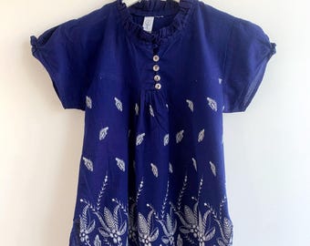 Haut tunique court trapèze vintage XS, chemisier bleu marine à imprimé floral blanc, chemise cottagecore à col à volants, haut d'été bohème à manches courtes