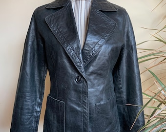 Blazer de cuero negro vintage de los años 90 para mujer, blazer de un solo botón de cuero desgastado estilo bohemio, chaqueta de cuero auténtico de corte entallado, talla S M