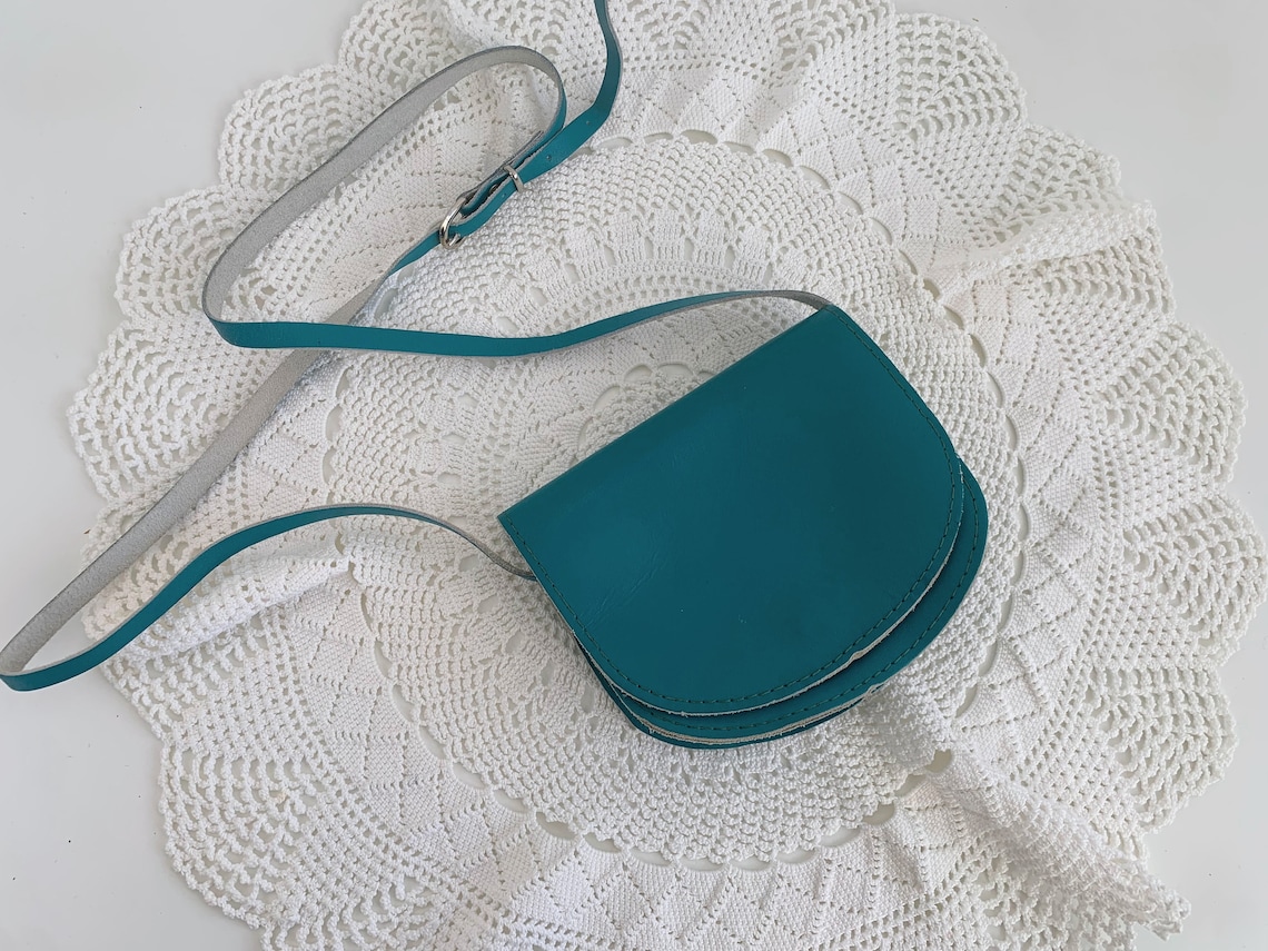 Turquoise Blue Small Leather Crossbody Bag for Women, Vintage 80s Teal Leather Cross Body, Blue Green Mini Handbag, Shoulder Satchel Purse, foto 4 di 5