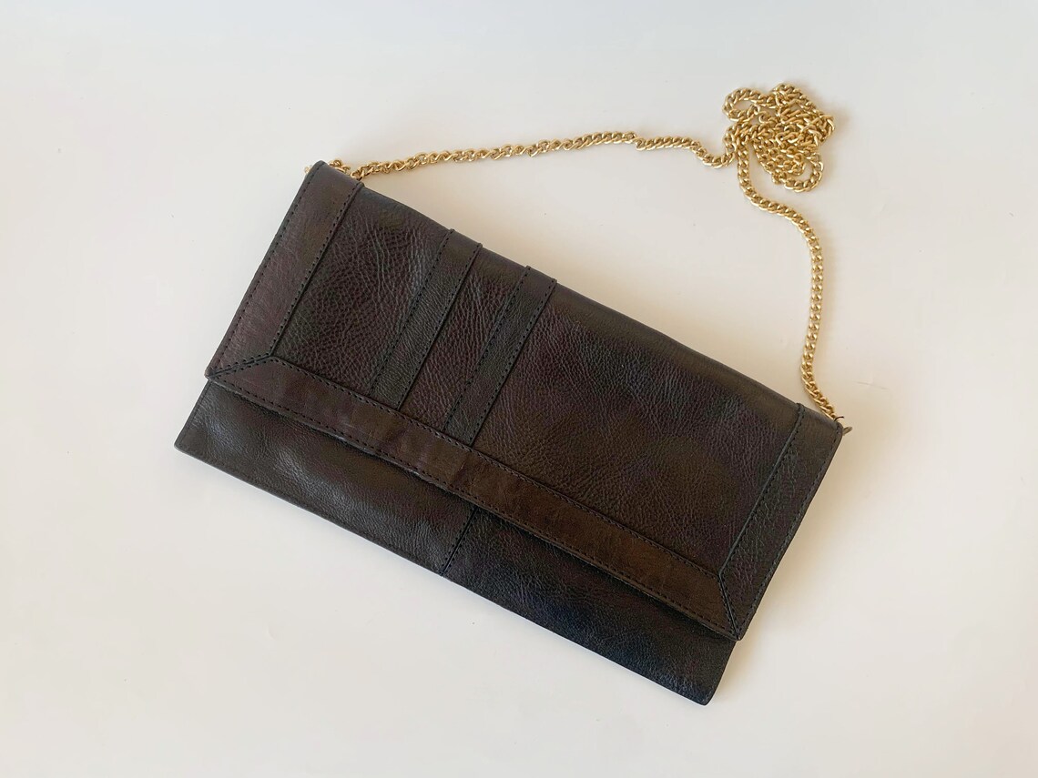 Black Envelope Clutch Purse, Slim Shoulder Bag with Gold Chain Strap, Vintage 80s Genuine Leather Clutch Wallet, Flap Over Retro Handbag, foto 1 di 5