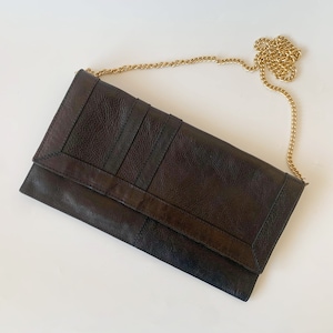 Schwarze Umschlag Clutch Geldbörse, Schlanke Schultertasche mit Gold Kettengurt, Vintage 80er Jahre Echtleder Clutch Geldbörse, Überschlag Retro Handtasche