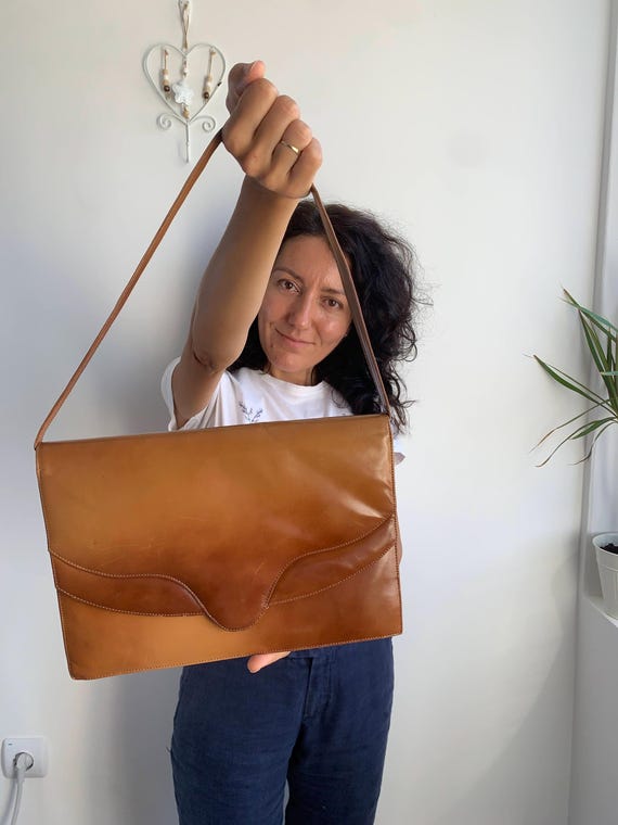 Toffee Brown Leather Bag, 1970s Scalloped Flap Purse, Vintage Convertible Shoulder Bag, Retro Envelope Clutch, 60s Aesthetic Everyday Bag