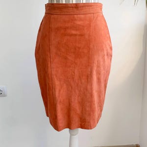 Spódnica ołówkowa z prawdziwej skóry zamszowej w stylu vintage z lat 90. dla kobiet, rozmiar S, łososiowo-pomarańczowa, miękka zamszowa spódnica mini, boho hipisowska, grunge, spódnica za kolano