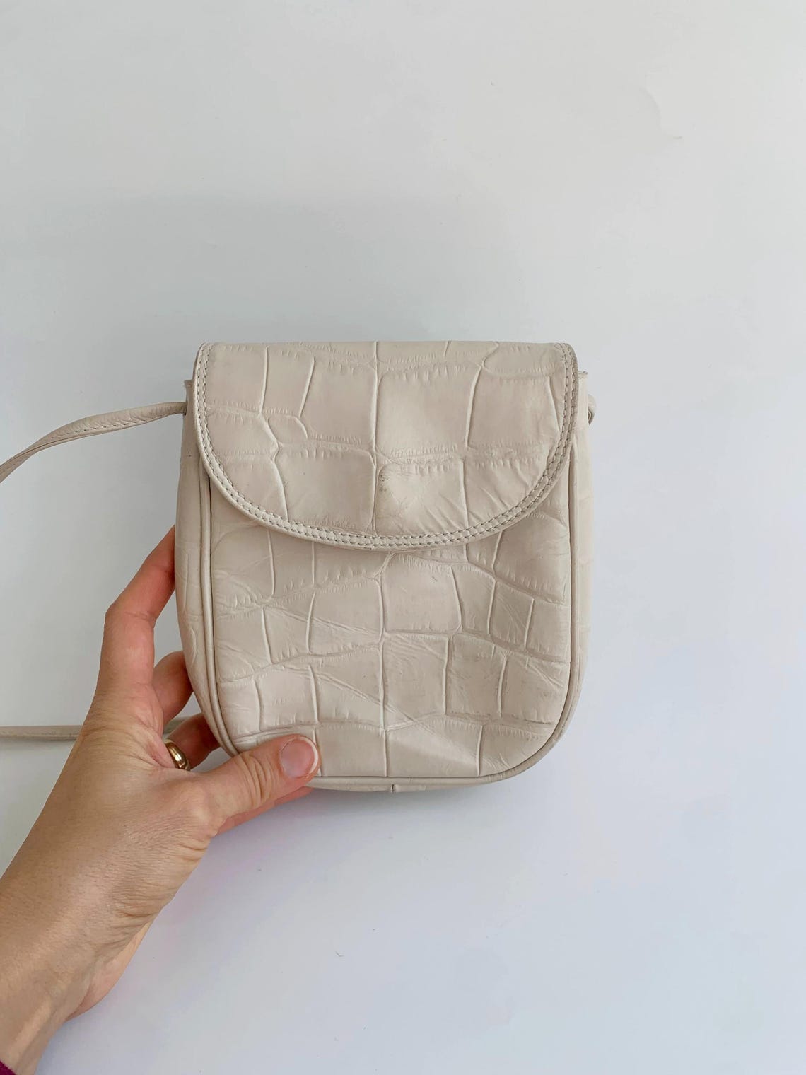 Beige Leather Crossbody Bag for Women, Vintage 90s Small Shoulder Purse, Crocodile Embossed Tiny Leather Satchel, Mini Vertical Handbag, foto 1 di 5
