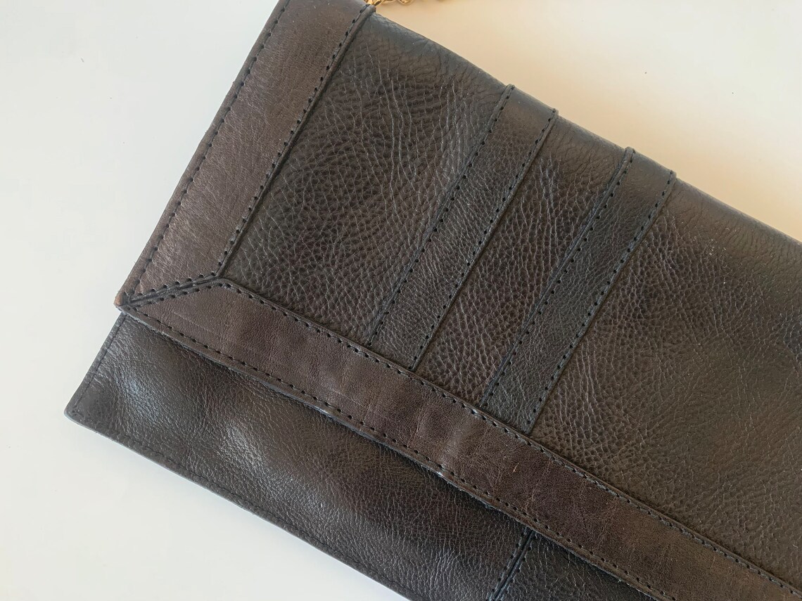 Black Envelope Clutch Purse, Slim Shoulder Bag with Gold Chain Strap, Vintage 80s Genuine Leather Clutch Wallet, Flap Over Retro Handbag, foto 2 di 5