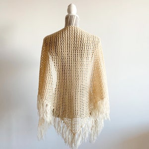 Scialle vintage all'uncinetto ecrù con nappe, scialle da sposa invernale color crema, scialle pianoforte avorio, scialle Outlander spesso, scialle triangolare a rete di base