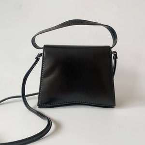 Kleine Schwarze Umhängetasche für Frauen, Vintage 90er Jahre Kunstleder Satchel Geldbörse, Strukturierte Lederhandtasche, Vinyl Boxy Form Mini-Handtasche