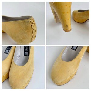 Puede incluir: Cuatro im&aacute;genes de zapatos de tac&oacute;n alto de plataforma de ante amarillo. Los zapatos tienen punta redondeada, tac&oacute;n grueso y suela de plataforma. Acentos met&aacute;licos dorados adornan el lateral. La marca "IEGL" es visible en la plantilla. Los tacones miden unos 8 cm.
