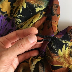Vestido vintage de los años 80 con hojas de otoño, vestido floral transparente, vestido midi fluido con falda en capas, vestido asimétrico con estampado abstracto, atuendo de otoño imagen 9