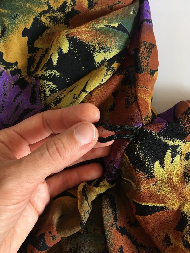 Vestido vintage de los años 80 con hojas de otoño, vestido floral transparente, vestido midi fluido con falda en capas, vestido asimétrico con estampado abstracto, atuendo de otoño imagen 9