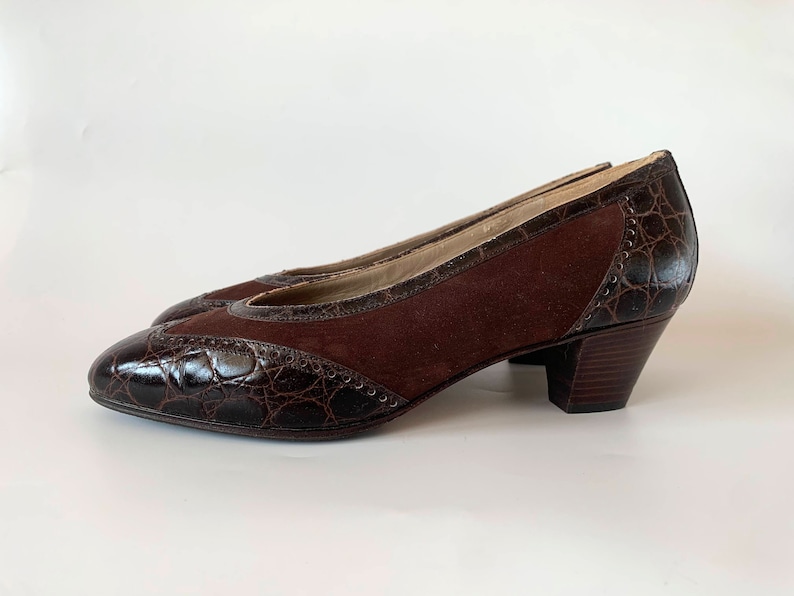 Bruna läderskor för dam, storlek 39 1/2, pumps med vingspets, italienska loafers med låg klack från 80-talet, slip-ons i mocka bild 1