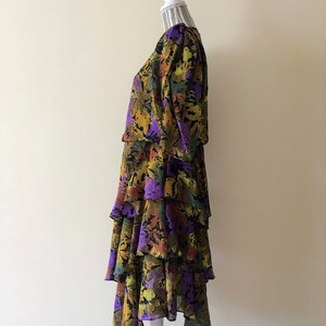 Vestido vintage de los años 80 con hojas de otoño, vestido floral transparente, vestido midi fluido con falda en capas, vestido asimétrico con estampado abstracto, atuendo de otoño imagen 3
