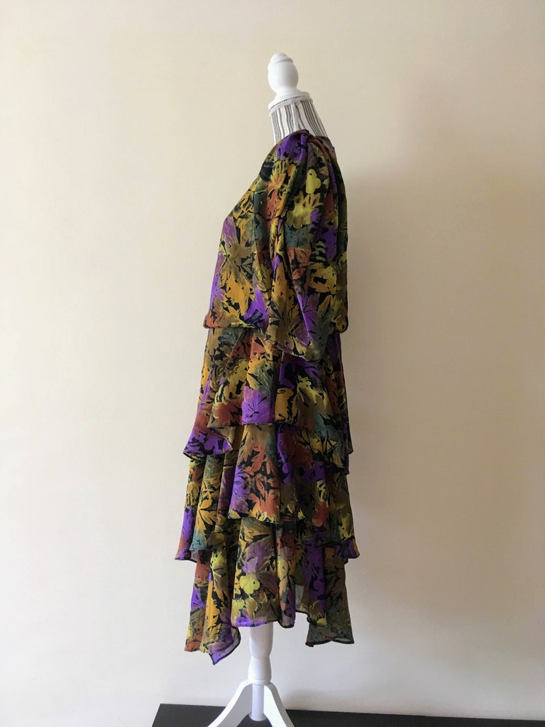 Vestido vintage de los años 80 con hojas de otoño, vestido floral transparente, vestido midi fluido con falda en capas, vestido asimétrico con estampado abstracto, atuendo de otoño imagen 3