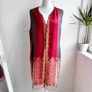 Vintage Paisley Pashmina Schal Weste, gewebte bestickte Longline Cover Up Gilet, rot lila Boho ärmellose Strickjacke, Fransen Schichtstück