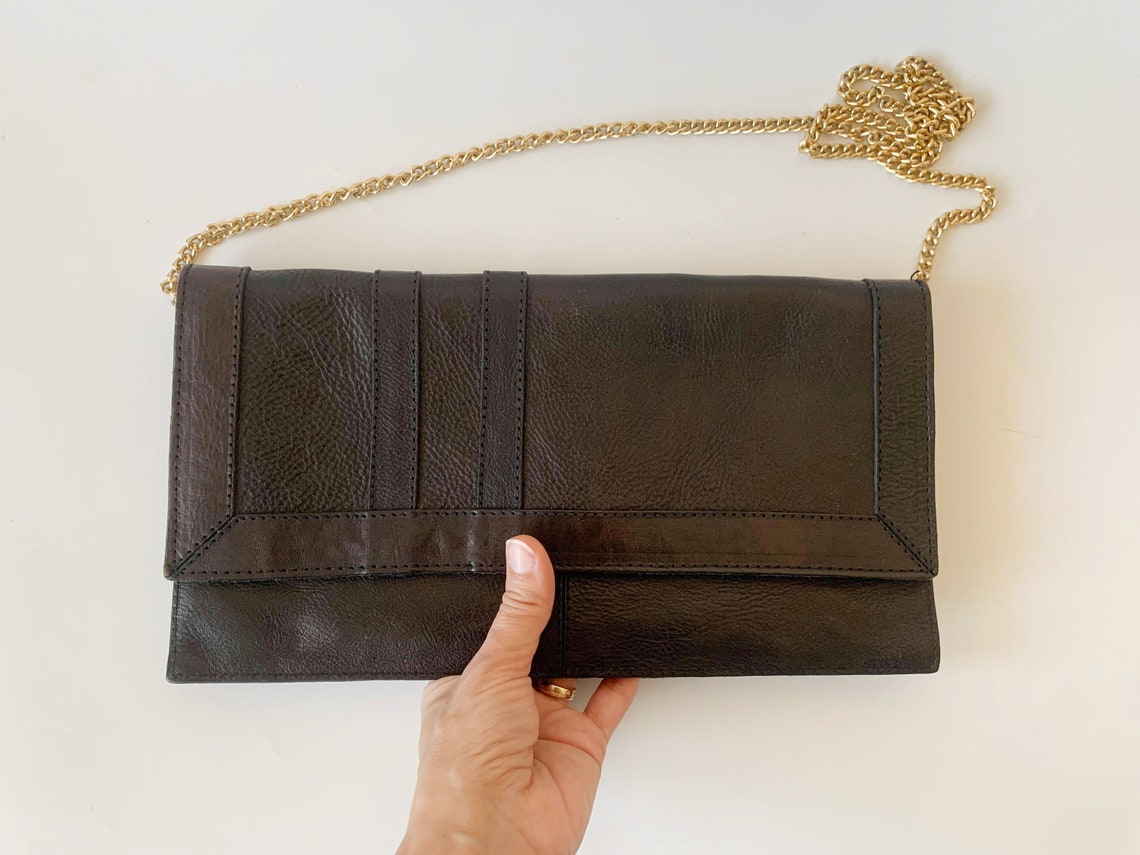 Black Envelope Clutch Purse, Slim Shoulder Bag with Gold Chain Strap, Vintage 80s Genuine Leather Clutch Wallet, Flap Over Retro Handbag, foto 3 di 5