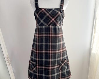 Vestido estilo pichi a cuadros vintage de los años 90, fabricado en Italia. Vestido tipo jersey de tartán en mezcla de lana Dark Academia. Minivestido retro a cuadros gris y rosa pálido, talla L.
