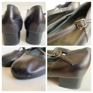 Pu&ograve; includere: Un paio di scarpe con tacco in pelle nera con fibbia. Le scarpe hanno un tacco a blocco basso e una punta a punta.