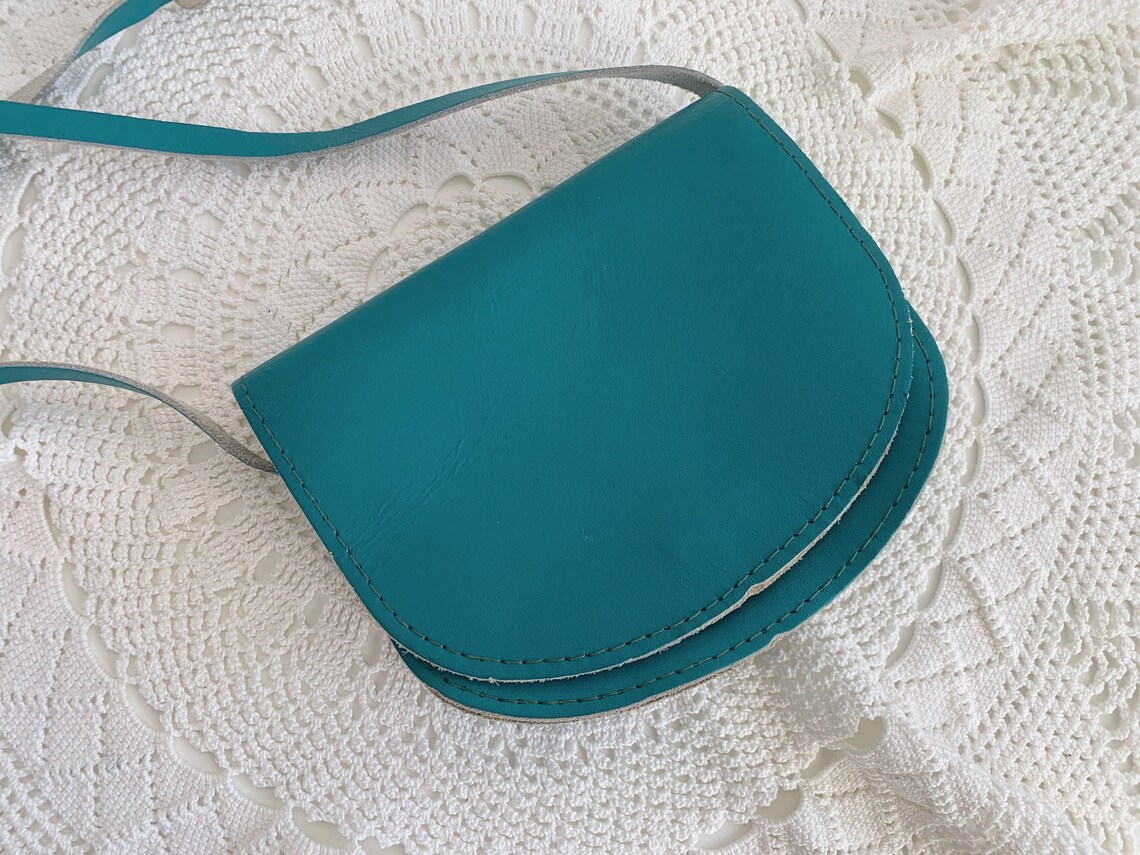 Turquoise Blue Small Leather Crossbody Bag for Women, Vintage 80s Teal Leather Cross Body, Blue Green Mini Handbag, Shoulder Satchel Purse, foto 2 di 5