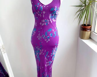 Vestido largo vintage Monsoon de seda morada con corte al bies, talla S/M, sin mangas, cuello en V, estampado floral azul cian lila, estilo años 90, vestido largo ajustado de tirantes.