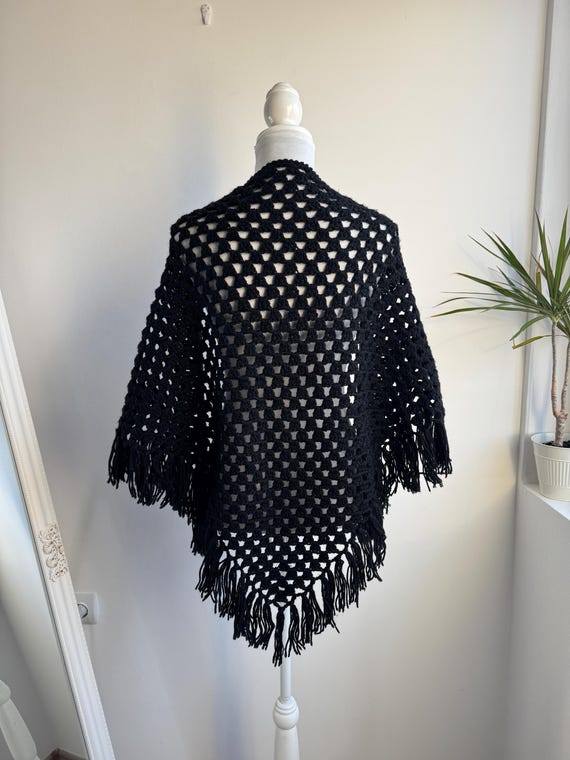 Vintage 90s Black Fringe Crochet Shawl, 70s Style Bohemian Hippie Festival Wrap With Tassels, Winter Boho Triangle Scarf, Retro Fashion Gift