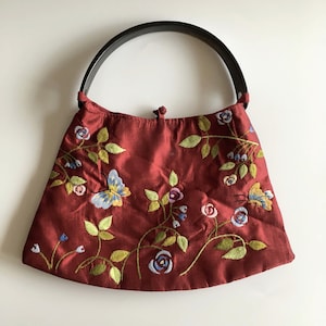 Frühlingshaft bestickte Geldbörse mit Blumen und Schmetterlingen, kleine Boho Bunte Handtasche, Boho Abendtasche