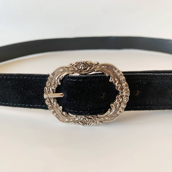 Cinturón de cuero de ante negro vintage para mujer con hebilla grabada en tono plateado ovalado, cinturón de cintura delgada elegante, cinturón de faja flaco, cinturón delgado