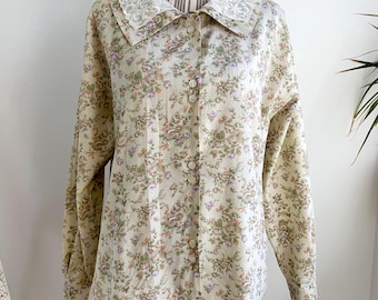 Vintage 80er Jahre Ditsy Floral Print Bluse für Frauen Weißer Spitzenkragen Oversized Shirt Größe S Beige Salbei Pastellgrün Pastell Langarm Button Up Top