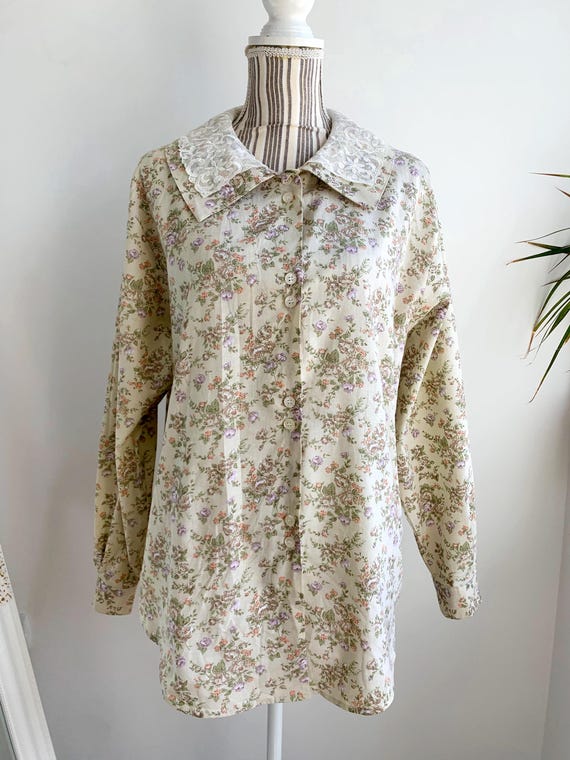 Vintage 80s Ditsy Floral Print Blouse for Women White Lace Collar Oversized Shirt Size S Beige Sage Green Pastel Long Sleeve Button Up Top