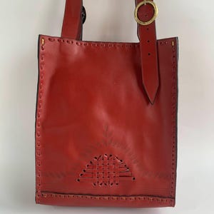 Vintage 70er 80er Jahre Handtasche aus punziertem Leder, Handtasche aus Leder in ziegelrot, Schultertasche mit Henkel, handgefertigte Schultertasche