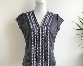 Blusa vintage com acabamento em renda e risca de giz, tamanho M, anos 90, camisa listrada preta e branca, blusa feminina estilo cottagecore antiga com botões, fabricada na Itália